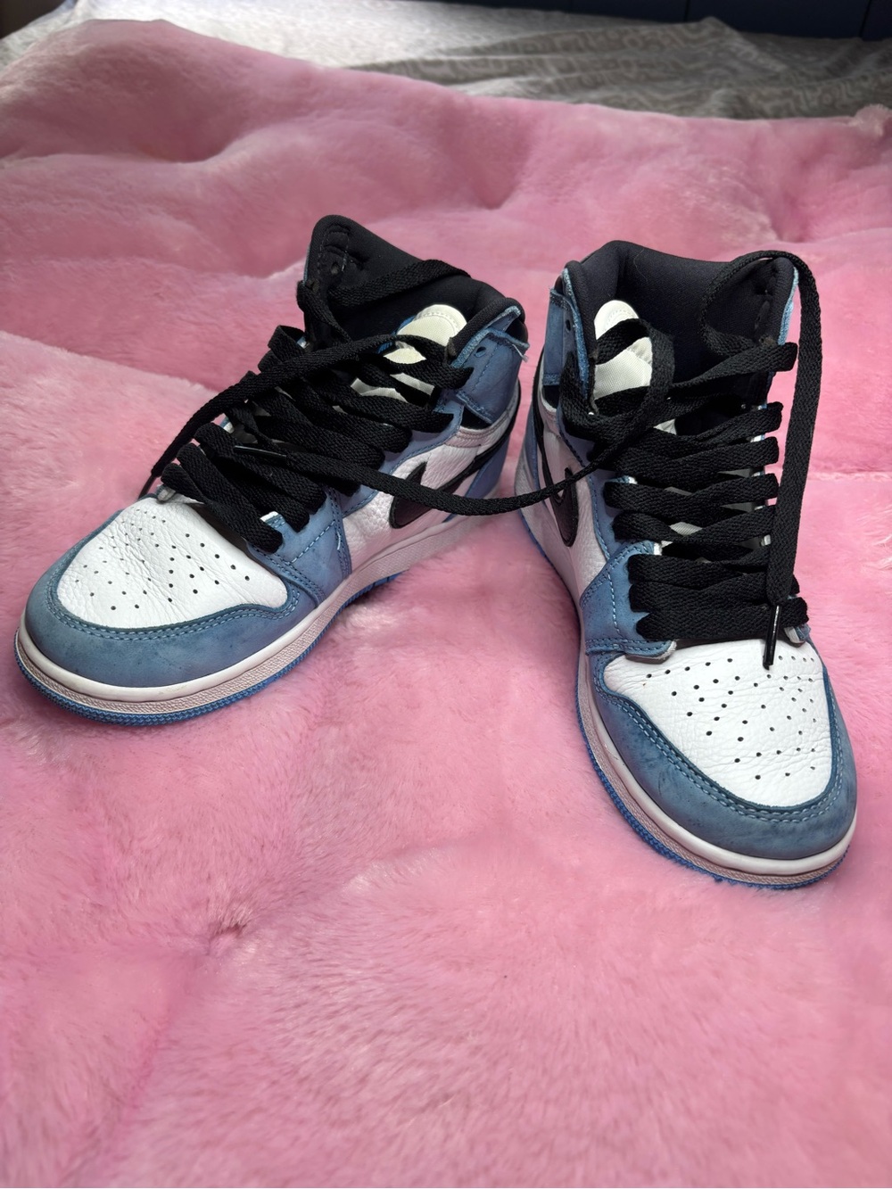 Nike Mid-Top Sneakers in Light Blue, White & Black